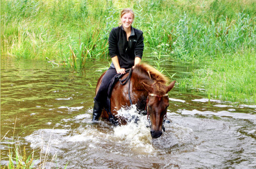 Tschukki auf einem Pferd im Wasser